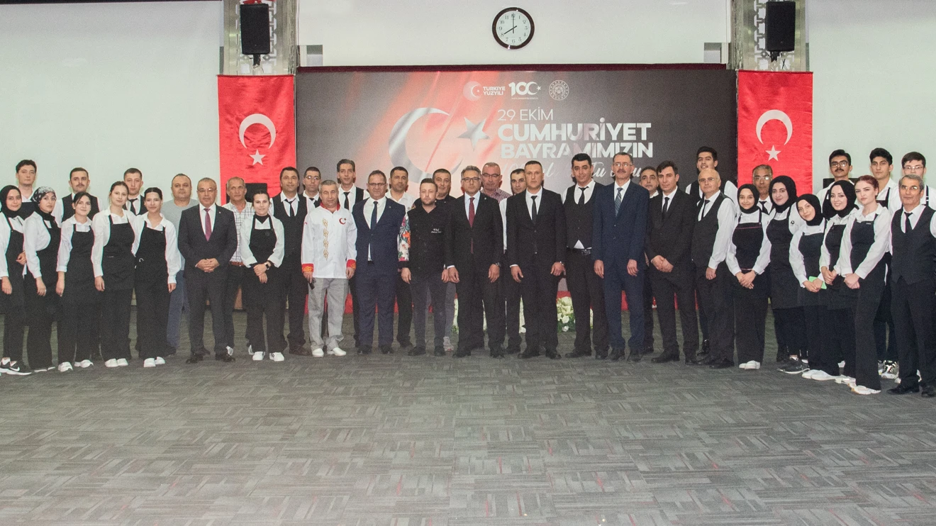 Gazi Mustafa Kemal Atatürk’ün armağanı olan Cumhuriyet, 100. yılında coşkuyla kutlandı